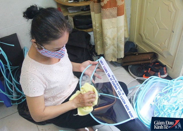 Gặp nữ tiểu thương Sài Gòn xuất hiện trên loạt báo quốc tế khi cùng nhóm bạn tự làm hơn 1.500 chiếc mặt nạ ngăn giọt bắn, tặng các y bác sĩ chống dịch Covid-19 - Ảnh 18.