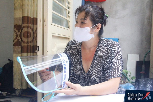 Gặp nữ tiểu thương Sài Gòn xuất hiện trên loạt báo quốc tế khi cùng nhóm bạn tự làm hơn 1.500 chiếc mặt nạ ngăn giọt bắn, tặng các y bác sĩ chống dịch Covid-19 - Ảnh 19.