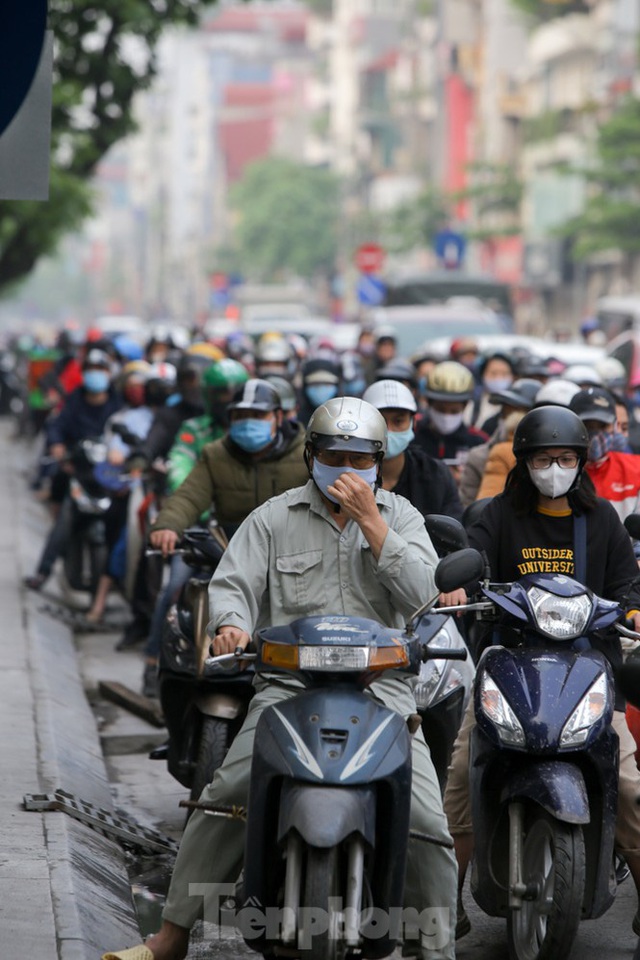 Hà Nội: Người dân lại đổ ra đường, có nơi ùn tắc nhẹ dù đang cách ly xã hội - Ảnh 3.