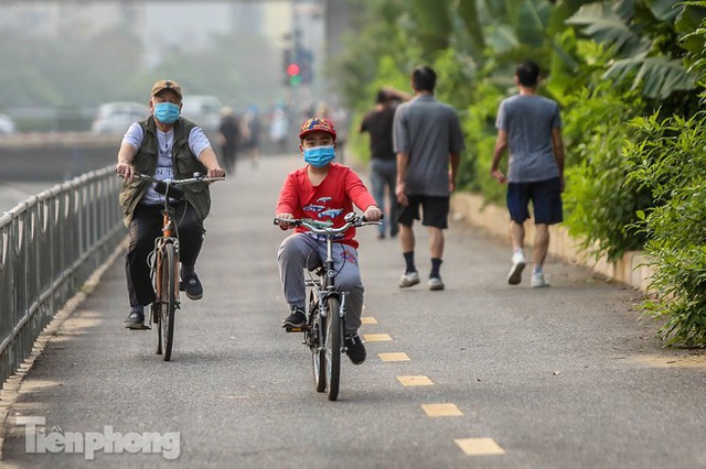 Tập thể dục trên đường đi bộ dài nhất Hà Nội, người dân được mời quay về nhà - Ảnh 3.