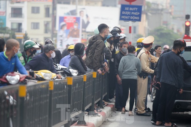 Hà Nội: Người dân lại đổ ra đường, có nơi ùn tắc nhẹ dù đang cách ly xã hội - Ảnh 4.
