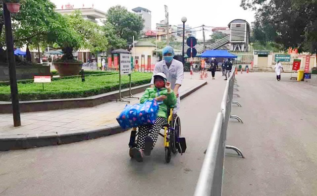 Tiếng hát trong đêm phong tỏa và thông điệp từ bệnh viện Bạch Mai: Hạnh phúc khi ta lại được gần bên nhau - Ảnh 4.