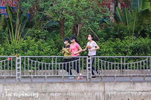 Tập thể dục trên đường đi bộ dài nhất Hà Nội, người dân được mời quay về nhà - Ảnh 4.