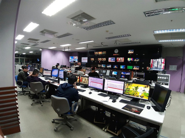 Hình ảnh phóng viên VTV dọn nhà lên khu tác nghiệp dã chiến ăn ngủ và làm việc để đảm an toàn phát sóng gây bão MXH - Ảnh 5.