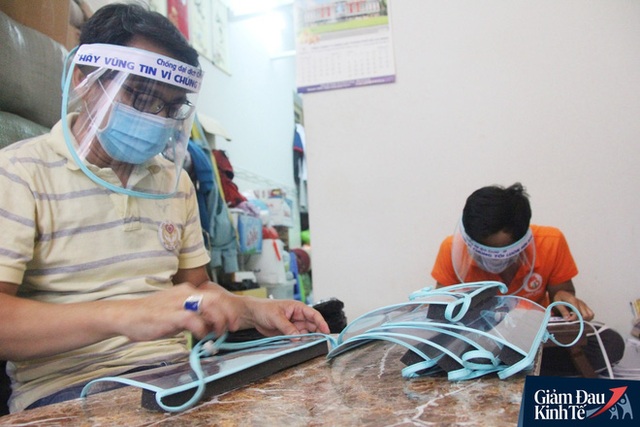 Gặp nữ tiểu thương Sài Gòn xuất hiện trên loạt báo quốc tế khi cùng nhóm bạn tự làm hơn 1.500 chiếc mặt nạ ngăn giọt bắn, tặng các y bác sĩ chống dịch Covid-19 - Ảnh 5.