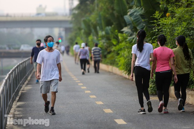 Tập thể dục trên đường đi bộ dài nhất Hà Nội, người dân được mời quay về nhà - Ảnh 5.