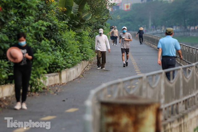 Tập thể dục trên đường đi bộ dài nhất Hà Nội, người dân được mời quay về nhà - Ảnh 6.