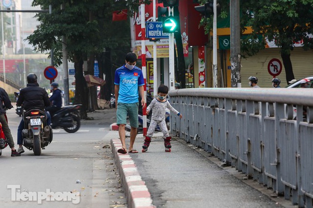 Tập thể dục trên đường đi bộ dài nhất Hà Nội, người dân được mời quay về nhà - Ảnh 7.