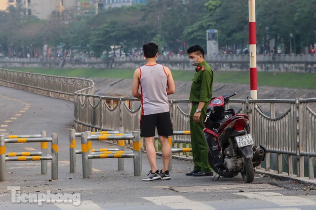 Tập thể dục trên đường đi bộ dài nhất Hà Nội, người dân được mời quay về nhà - Ảnh 8.