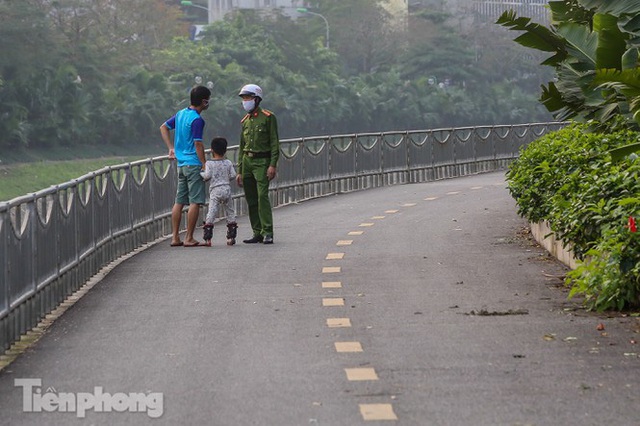 Tập thể dục trên đường đi bộ dài nhất Hà Nội, người dân được mời quay về nhà - Ảnh 9.