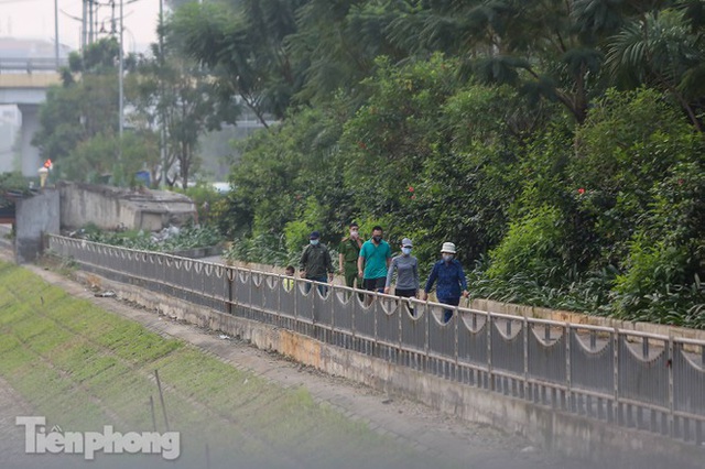 Tập thể dục trên đường đi bộ dài nhất Hà Nội, người dân được mời quay về nhà - Ảnh 10.