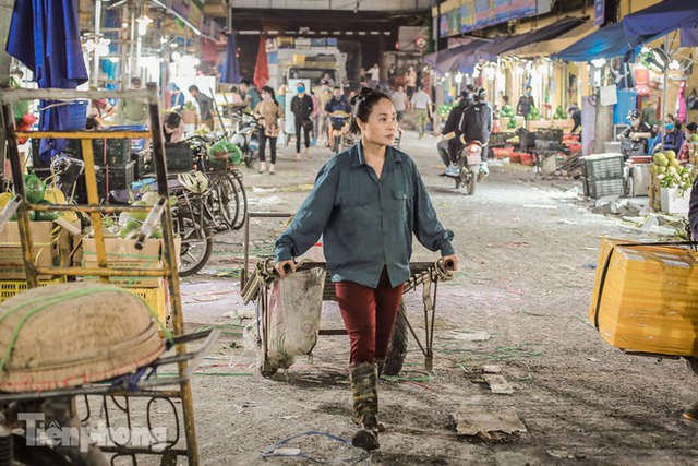 Lặng lẽ mưu sinh giữa chợ, ven hồ trong kỳ nghỉ lễ - Ảnh 2. Lặng lẽ mưu sinh giữa chợ, ven hồ trong kỳ nghỉ lễ - Ảnh 2.