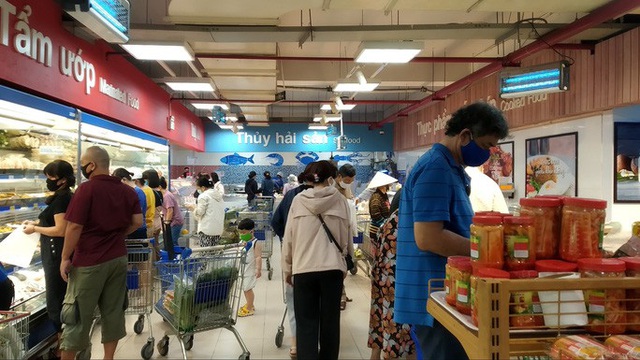 Chợ, siêu thị ở TP HCM đông vui trong 2 ngày nghỉ lễ - Ảnh 3.