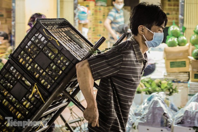 Lặng lẽ mưu sinh giữa chợ, ven hồ trong kỳ nghỉ lễ - Ảnh 3. Lặng lẽ mưu sinh giữa chợ, ven hồ trong kỳ nghỉ lễ - Ảnh 3.