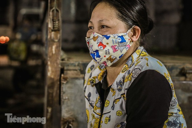 Lặng lẽ mưu sinh giữa chợ, ven hồ trong kỳ nghỉ lễ - Ảnh 4. Lặng lẽ mưu sinh giữa chợ, ven hồ trong kỳ nghỉ lễ - Ảnh 4.