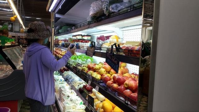 Chợ, siêu thị ở TP HCM đông vui trong 2 ngày nghỉ lễ - Ảnh 7.