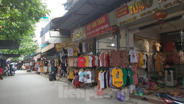 Tiểu thương chợ quần áo lớn nhất Hà Nội ngóng khách sau giãn cách xã hội - Ảnh 2.