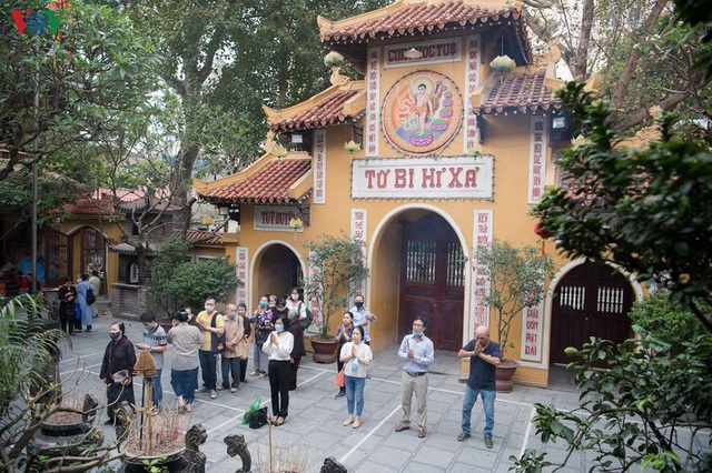 Các chùa hoạt động trở lại, tạm thời chưa đón khách quốc tế và Việt kiều - Ảnh 1.