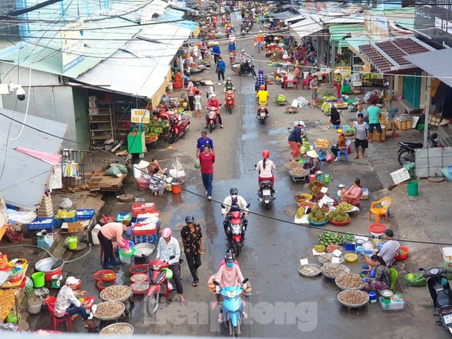Chợ lớn nhất Phú Quốc nhộn nhịp sau giãn cách xã hội - Ảnh 1.