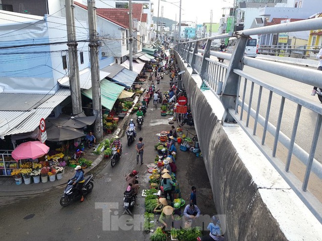Chợ lớn nhất Phú Quốc nhộn nhịp sau giãn cách xã hội - Ảnh 2.