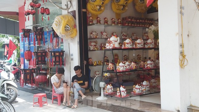 Tiểu thương chợ quần áo lớn nhất Hà Nội ngóng khách sau giãn cách xã hội - Ảnh 11.