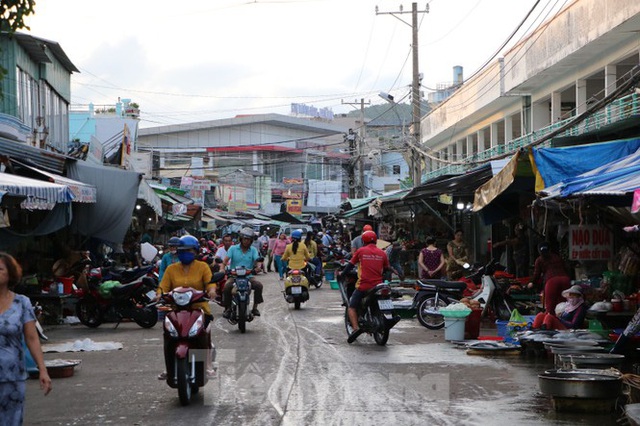 Chợ lớn nhất Phú Quốc nhộn nhịp sau giãn cách xã hội - Ảnh 11.