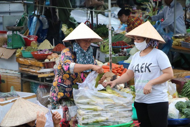 Chợ lớn nhất Phú Quốc nhộn nhịp sau giãn cách xã hội - Ảnh 12.