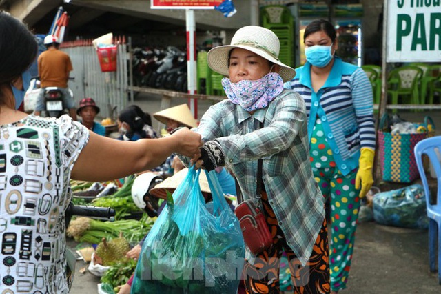 Chợ lớn nhất Phú Quốc nhộn nhịp sau giãn cách xã hội - Ảnh 13.