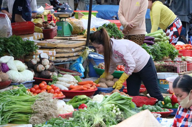 Chợ lớn nhất Phú Quốc nhộn nhịp sau giãn cách xã hội - Ảnh 14.