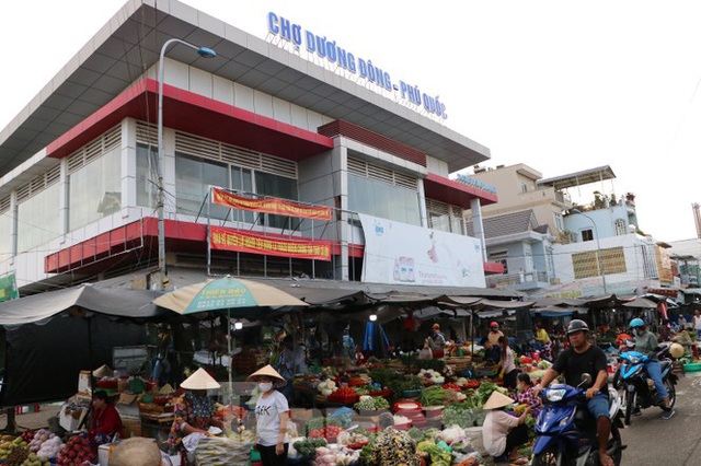 Chợ lớn nhất Phú Quốc nhộn nhịp sau giãn cách xã hội - Ảnh 17.
