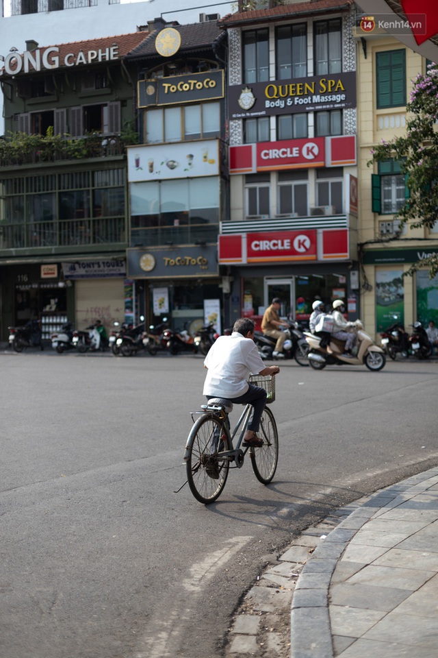 Chùm ảnh: 1 ngày trước khi tạm hạ nhiệt, Hà Nội nắng nóng như chảo lửa, người dân chật vật mưu sinh dưới nhiệt độ gay gắt - Ảnh 3.