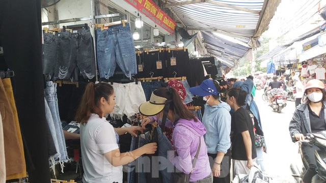 Tiểu thương chợ quần áo lớn nhất Hà Nội ngóng khách sau giãn cách xã hội - Ảnh 4.