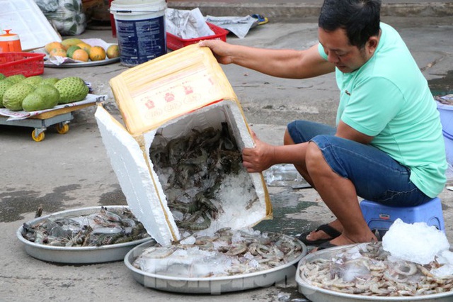 Chợ lớn nhất Phú Quốc nhộn nhịp sau giãn cách xã hội - Ảnh 4.