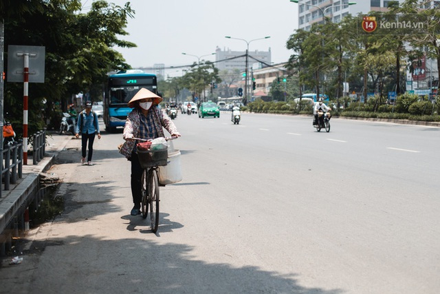 Chùm ảnh: 1 ngày trước khi tạm hạ nhiệt, Hà Nội nắng nóng như chảo lửa, người dân chật vật mưu sinh dưới nhiệt độ gay gắt - Ảnh 9.