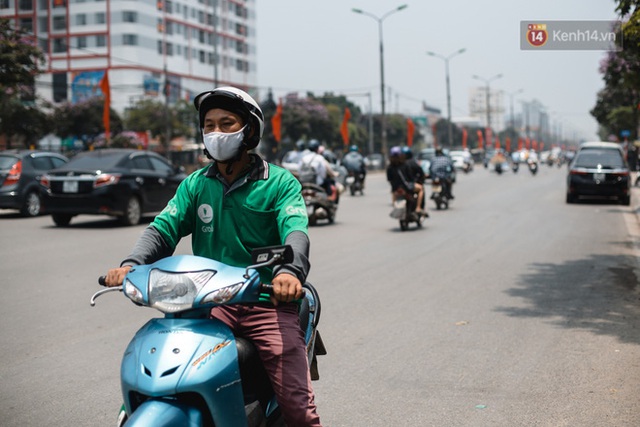 Chùm ảnh: 1 ngày trước khi tạm hạ nhiệt, Hà Nội nắng nóng như chảo lửa, người dân chật vật mưu sinh dưới nhiệt độ gay gắt - Ảnh 10.