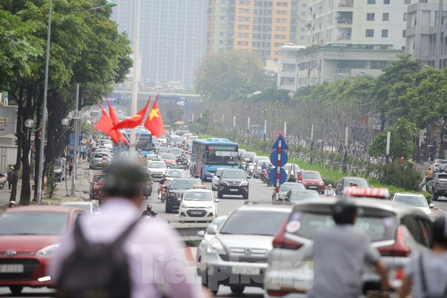 Đường phố Hà Nội đông nghịt ngày đầu học sinh các cấp trở lại trường - Ảnh 2.