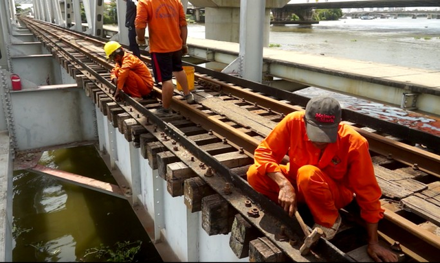  Những nhát búa đầu tiên tháo dỡ cầu trăm tuổi bắc qua sông Sài Gòn  - Ảnh 2.