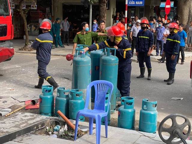Hà Nội: Nổ bình gas tại quán gà rán giữa phố cổ khiến 3 người nhập viện, nhiều người hoảng loạn - Ảnh 1.