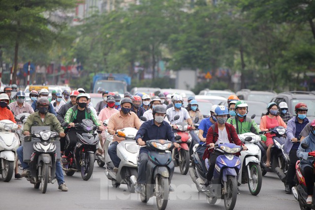 Đường phố Hà Nội đông nghịt ngày đầu học sinh các cấp trở lại trường - Ảnh 11.