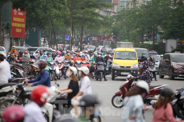 Đường phố Hà Nội đông nghịt ngày đầu học sinh các cấp trở lại trường - Ảnh 3.