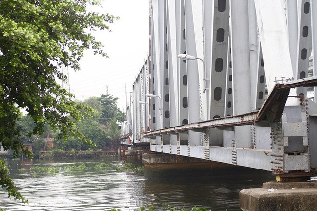  Những nhát búa đầu tiên tháo dỡ cầu trăm tuổi bắc qua sông Sài Gòn  - Ảnh 4.