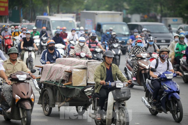 Đường phố Hà Nội đông nghịt ngày đầu học sinh các cấp trở lại trường - Ảnh 6.