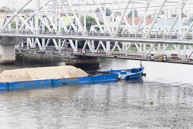  Những nhát búa đầu tiên tháo dỡ cầu trăm tuổi bắc qua sông Sài Gòn  - Ảnh 6.