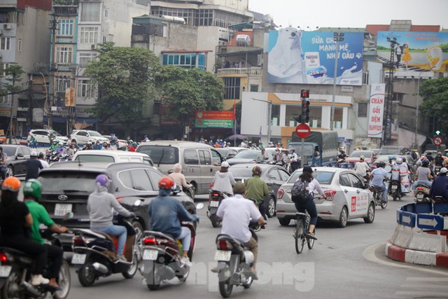 Đường phố Hà Nội đông nghịt ngày đầu học sinh các cấp trở lại trường - Ảnh 7.