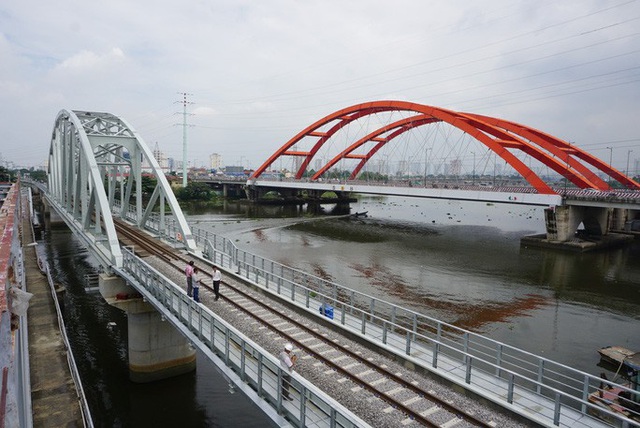  Những nhát búa đầu tiên tháo dỡ cầu trăm tuổi bắc qua sông Sài Gòn  - Ảnh 7.