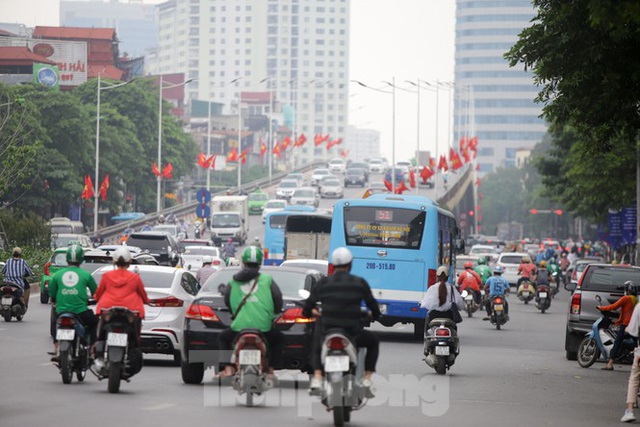 Đường phố Hà Nội đông nghịt ngày đầu học sinh các cấp trở lại trường - Ảnh 8.