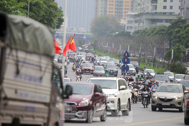 Đường phố Hà Nội đông nghịt ngày đầu học sinh các cấp trở lại trường - Ảnh 10.
