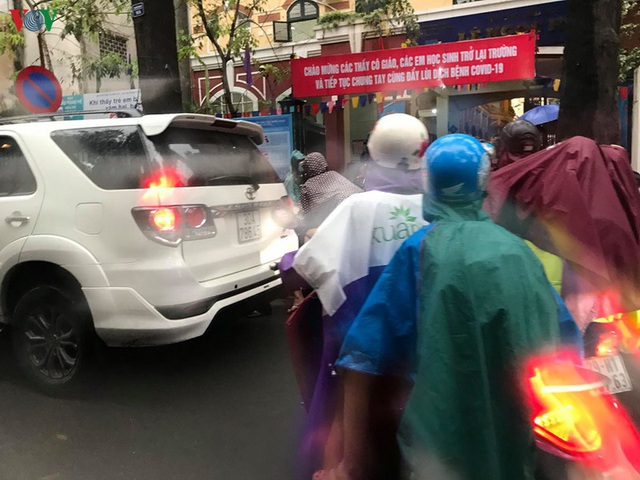 Phụ huynh, học sinh đội mưa tới lớp trong đặc sản tắc đường Hà Nội  - Ảnh 1.