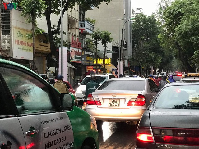 Phụ huynh, học sinh đội mưa tới lớp trong đặc sản tắc đường Hà Nội  - Ảnh 2.