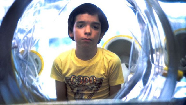 Bubble Boy: Câu chuyện bi thương về cậu bé sống cả cuộc đời trong bong bóng vì một căn bệnh hiếm gặp - Ảnh 1.